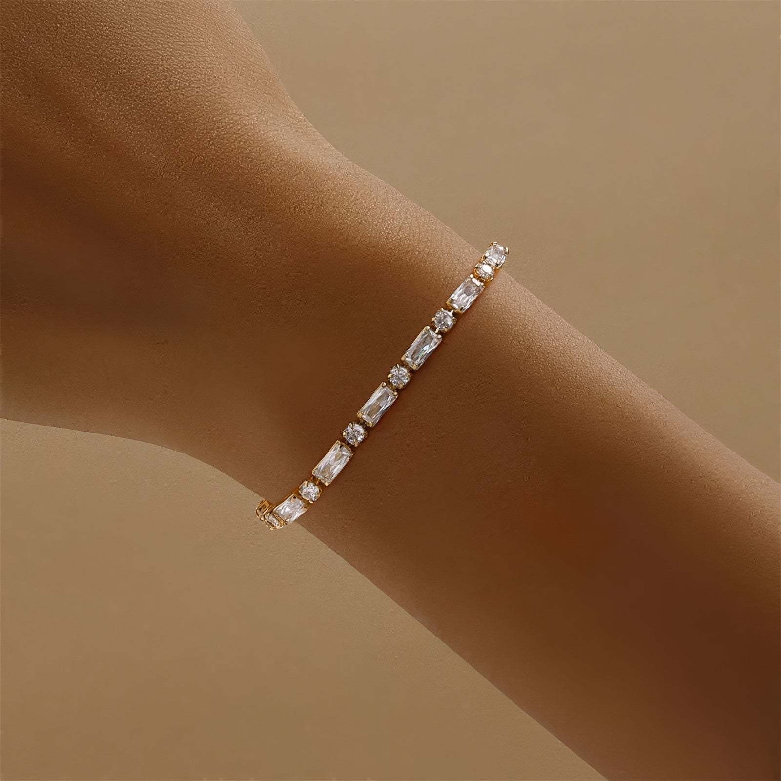Gold tennis bracelet with alternating baguette and round zircon stones, 18K gold plated on copper, 3.5mm wide and 17cm long.