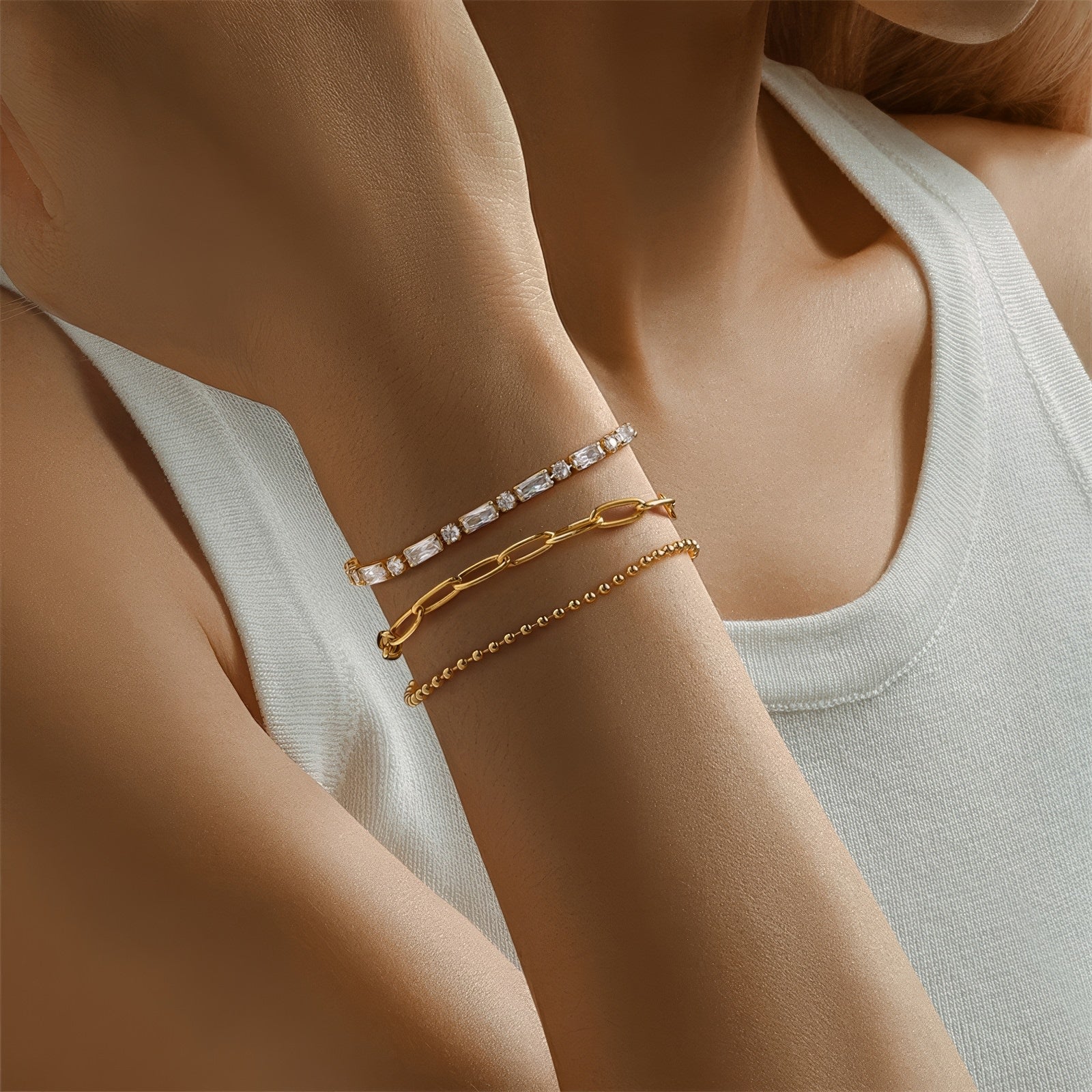 Gold tennis bracelet with alternating baguette and round zircon stones, 18K gold plated on copper, 3.5mm wide and 17cm long.